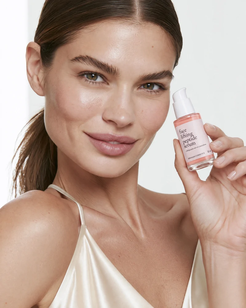 Modelka z serum peptydowym Dermash w dłoni (AI)