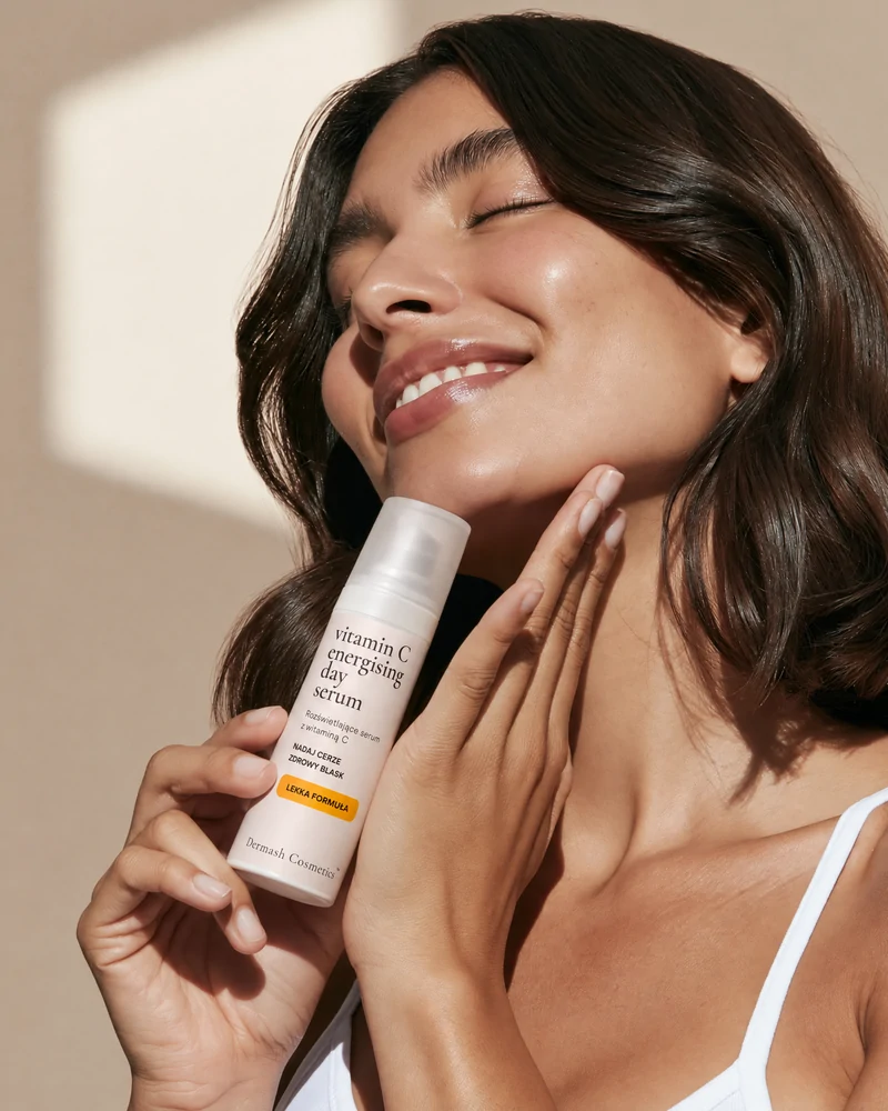 Uśmiechnięta modelka z serum z witaminą C Dermash (AI)