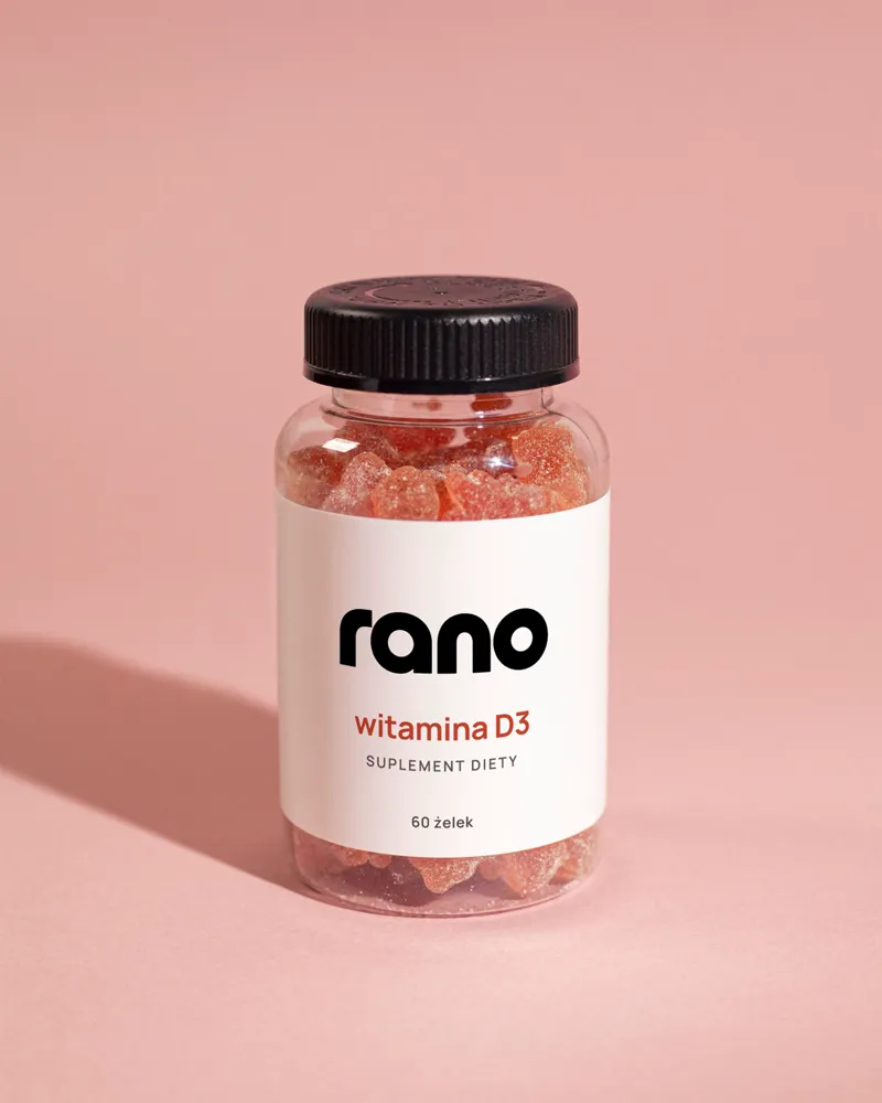 Packshot witaminy D3 „rano” na różowym tle
